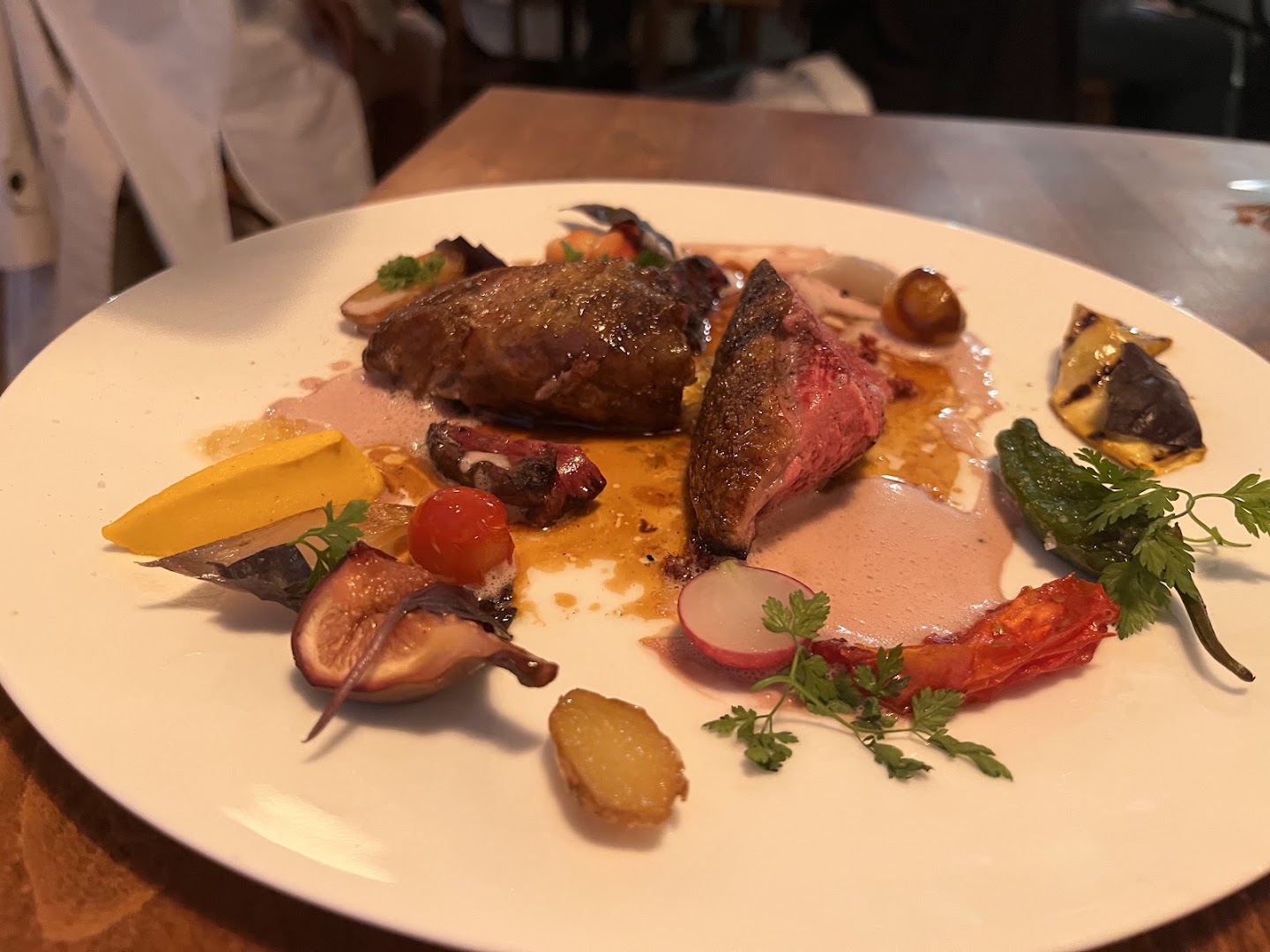 Viande rôtie et légumes de saison