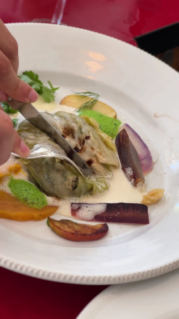 Assiette dressée sur une table