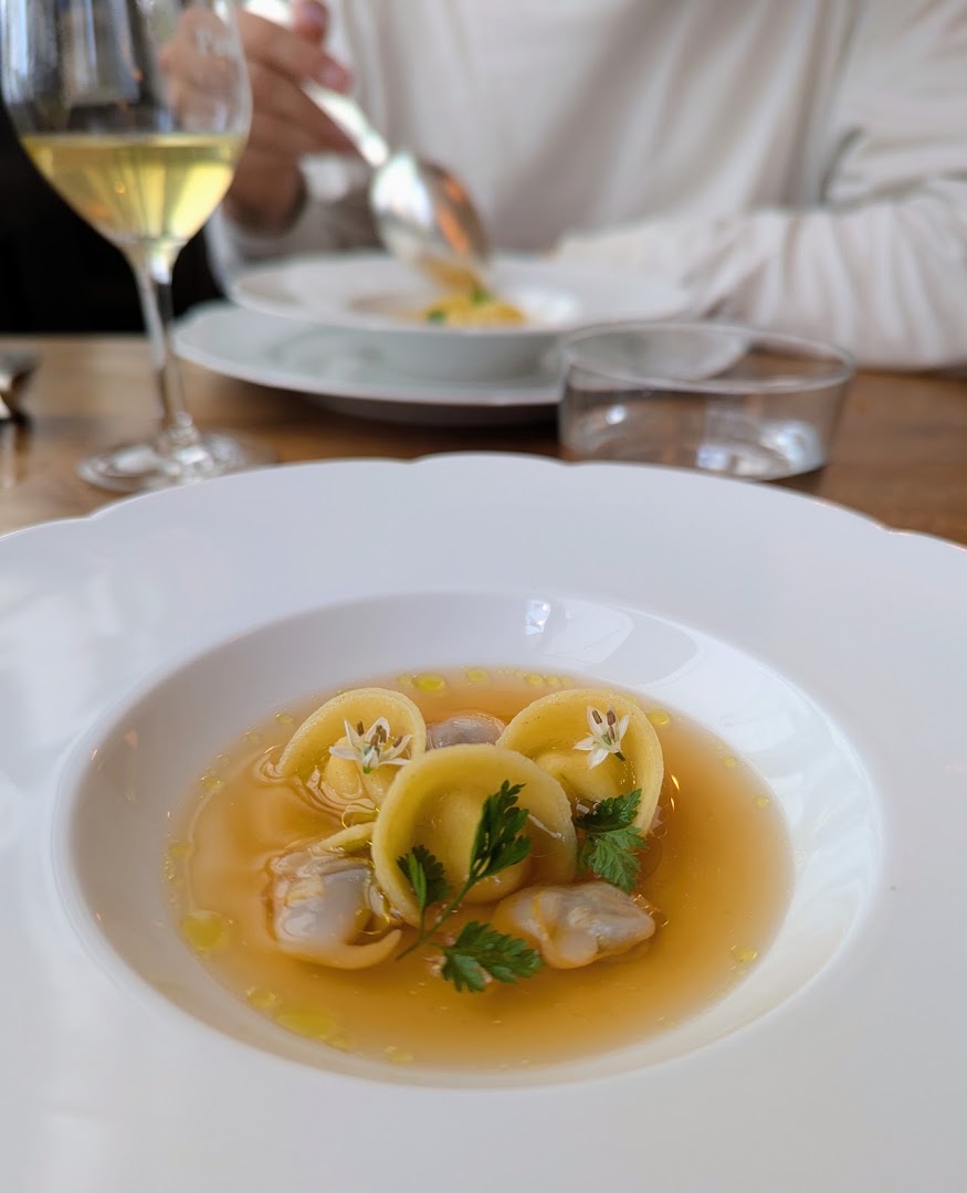 Pâtes farcies servies dans un bouillon