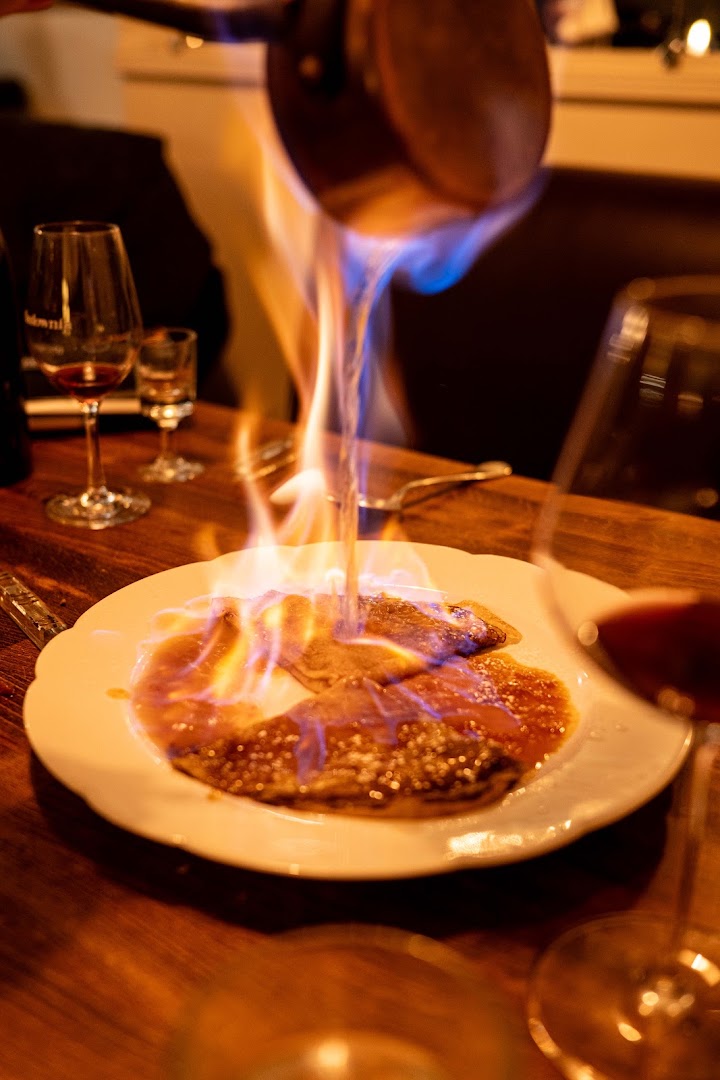 Plat flambé devant la table